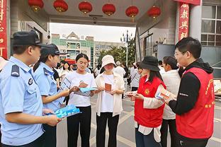 梅西半场打卡下班！梅西下半场替补席观战！